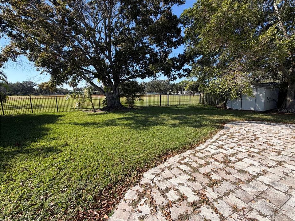 合同活跃: $249,900 (2 贝兹, 2 浴室, 1372 平方英尺)