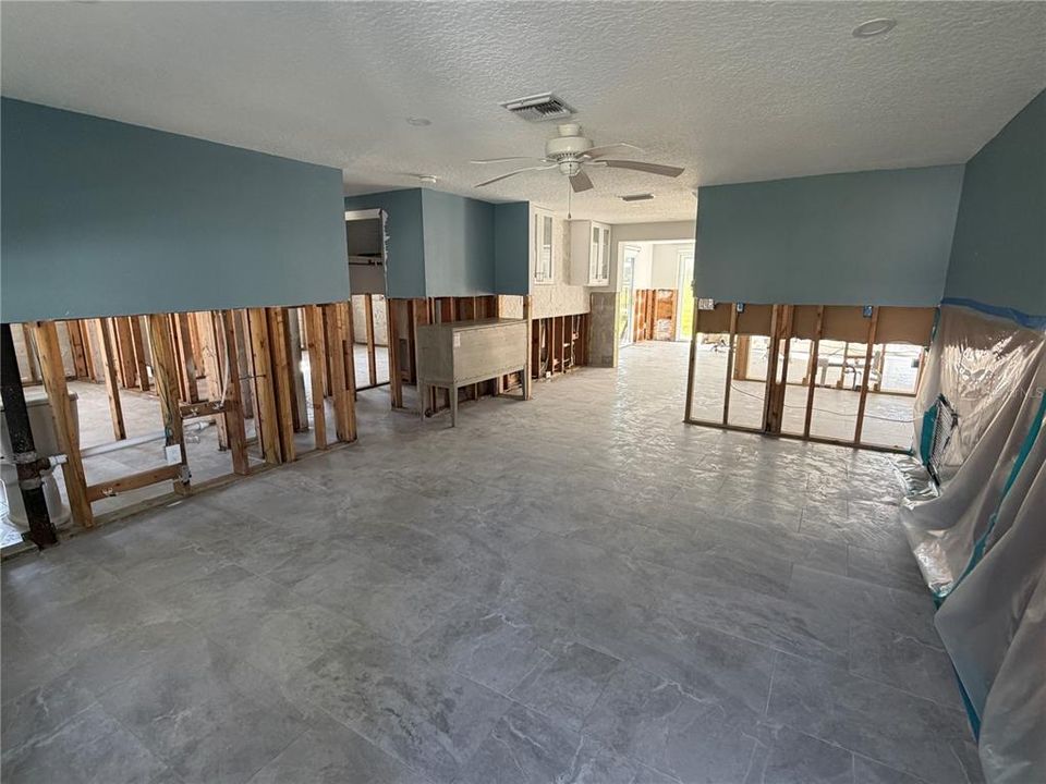 合同活跃: $249,900 (2 贝兹, 2 浴室, 1372 平方英尺)