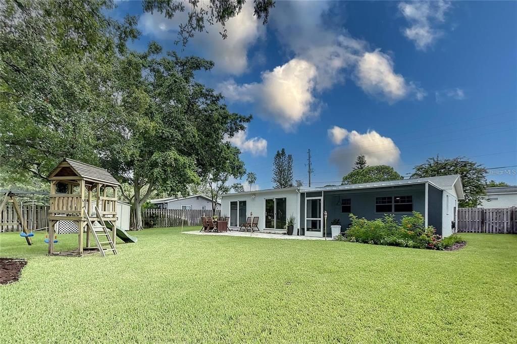 合同活跃: $249,900 (2 贝兹, 2 浴室, 1372 平方英尺)