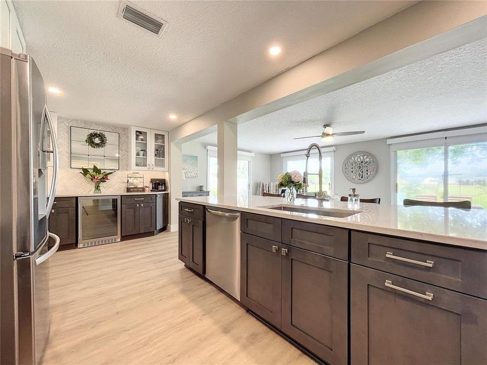 合同活跃: $249,900 (2 贝兹, 2 浴室, 1372 平方英尺)