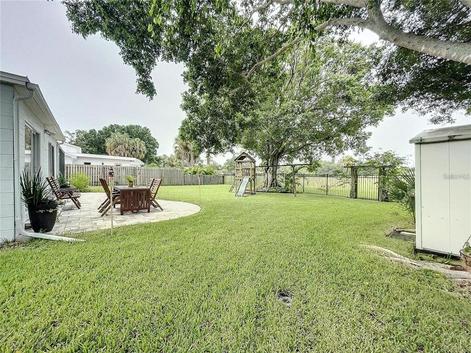 合同活跃: $249,900 (2 贝兹, 2 浴室, 1372 平方英尺)