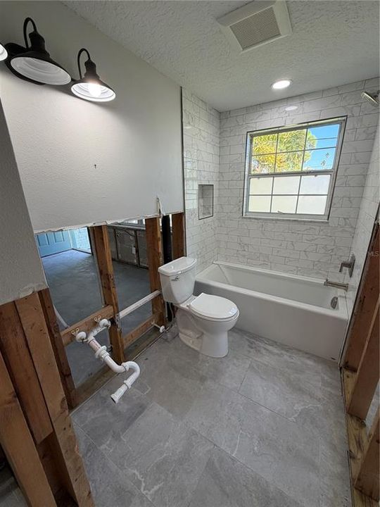 合同活跃: $249,900 (2 贝兹, 2 浴室, 1372 平方英尺)