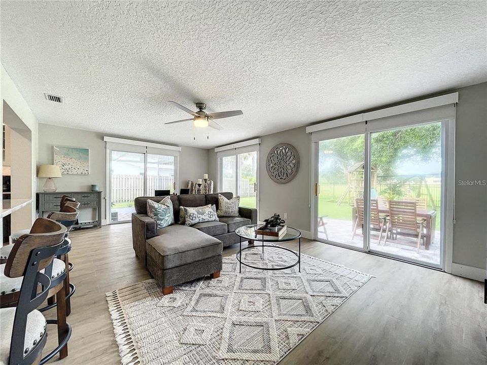 合同活跃: $249,900 (2 贝兹, 2 浴室, 1372 平方英尺)