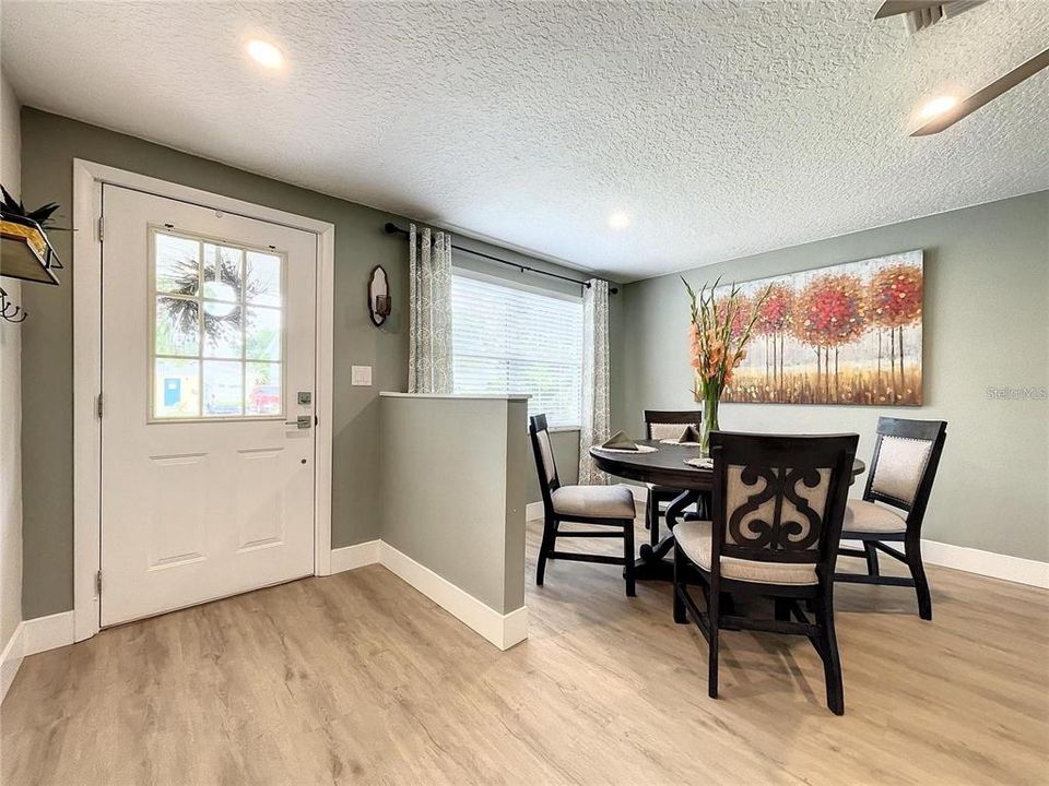 合同活跃: $249,900 (2 贝兹, 2 浴室, 1372 平方英尺)