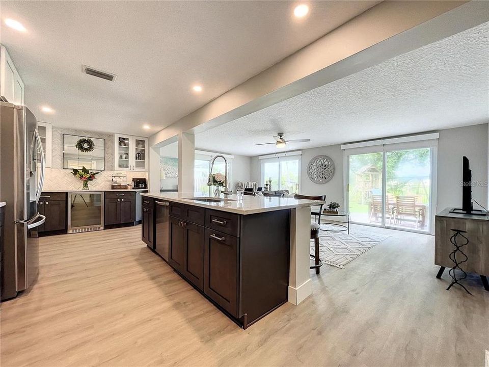 合同活跃: $249,900 (2 贝兹, 2 浴室, 1372 平方英尺)