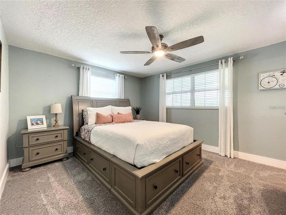 合同活跃: $249,900 (2 贝兹, 2 浴室, 1372 平方英尺)