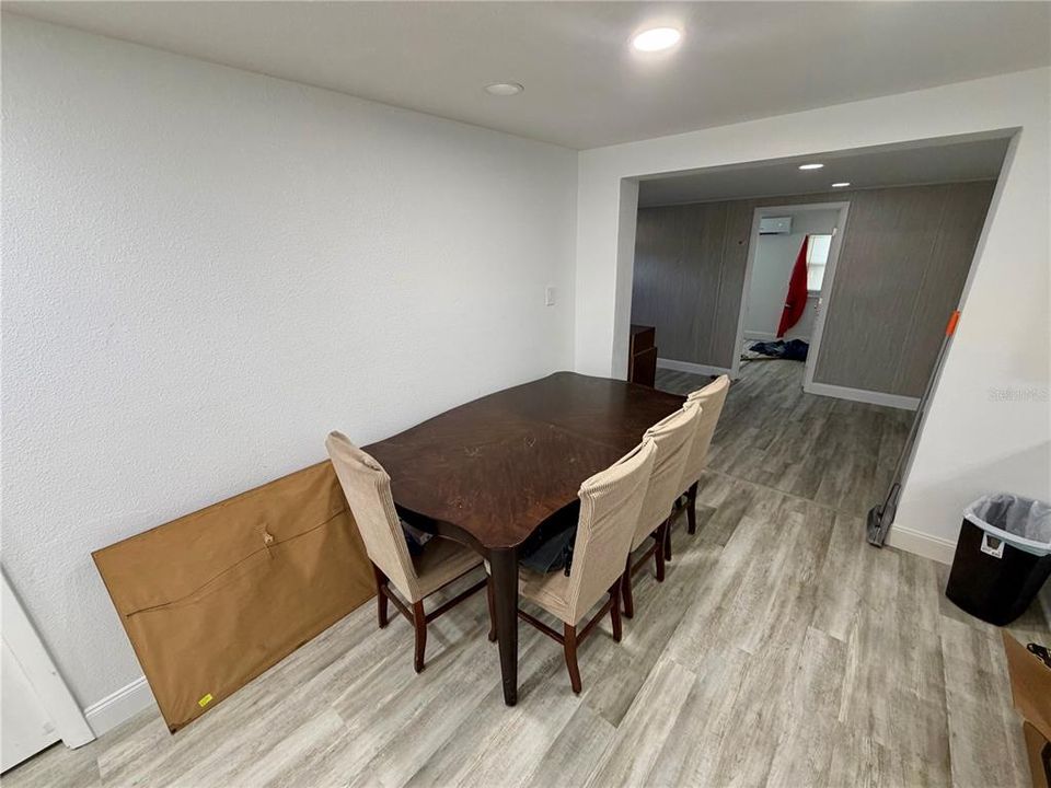 На продажу: $310,000 (5 спален, 2 ванн, 1404 Квадратных фут)