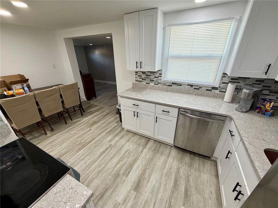 На продажу: $310,000 (5 спален, 2 ванн, 1404 Квадратных фут)