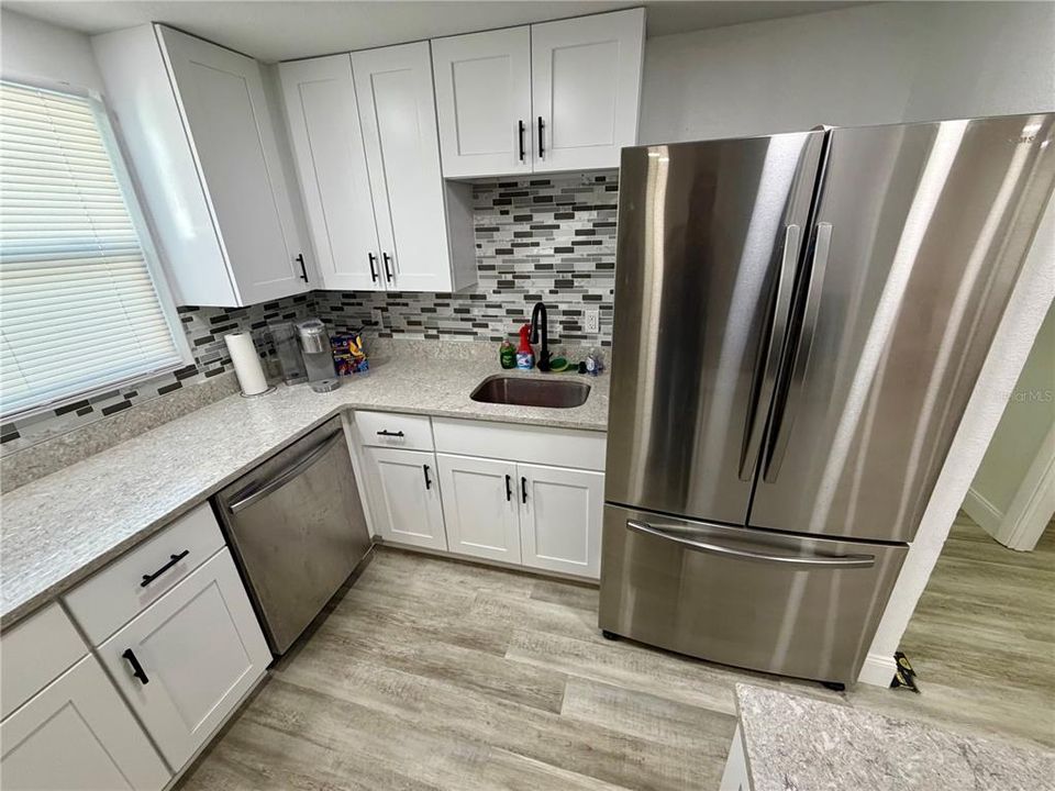 На продажу: $310,000 (5 спален, 2 ванн, 1404 Квадратных фут)