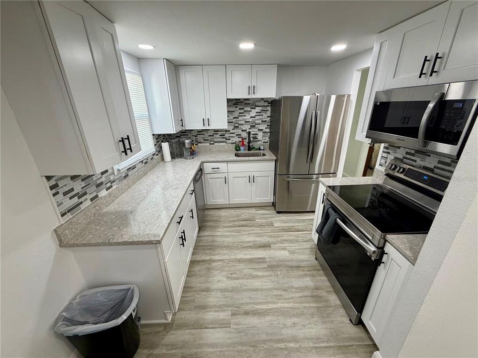 На продажу: $310,000 (5 спален, 2 ванн, 1404 Квадратных фут)