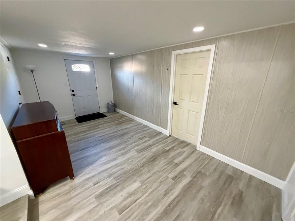 На продажу: $310,000 (5 спален, 2 ванн, 1404 Квадратных фут)