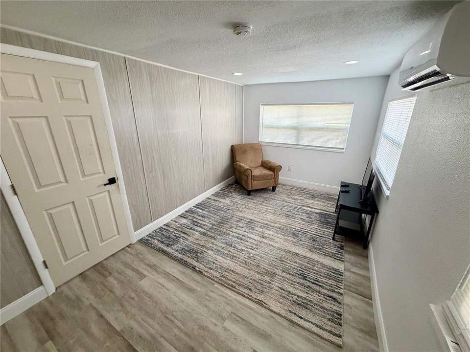 На продажу: $310,000 (5 спален, 2 ванн, 1404 Квадратных фут)