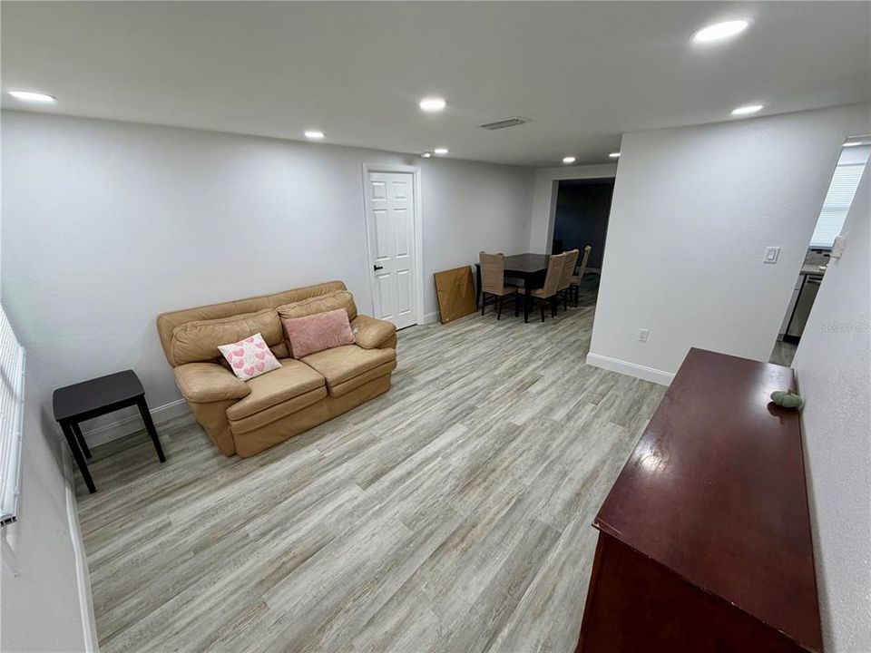 На продажу: $310,000 (5 спален, 2 ванн, 1404 Квадратных фут)