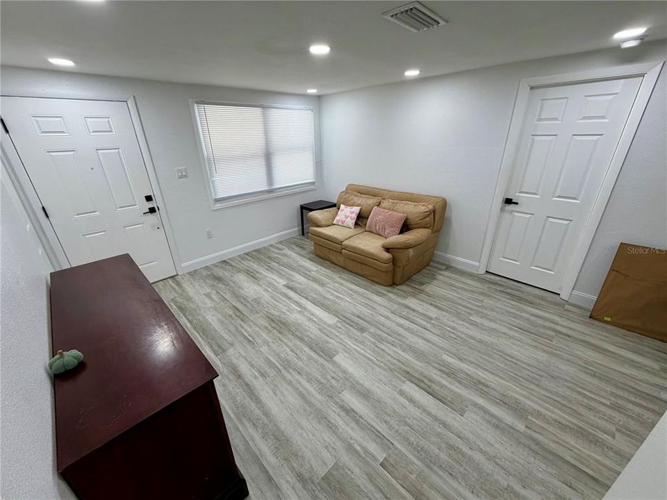 На продажу: $310,000 (5 спален, 2 ванн, 1404 Квадратных фут)