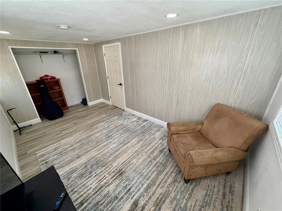 На продажу: $310,000 (5 спален, 2 ванн, 1404 Квадратных фут)