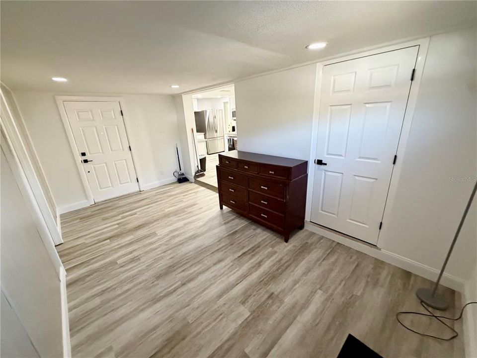 На продажу: $310,000 (5 спален, 2 ванн, 1404 Квадратных фут)