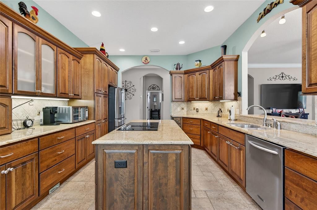 Active With Contract: $475,800 (3 beds, 2 baths, 2262 Square Feet)