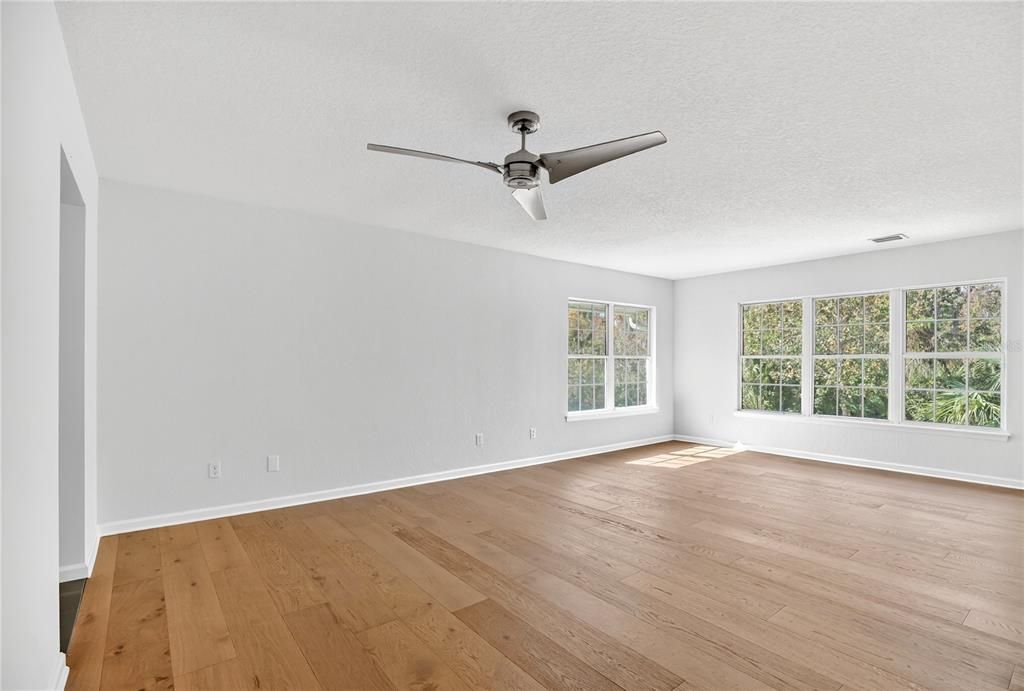 Activo con contrato: $449,000 (2 camas, 2 baños, 2056 Pies cuadrados)