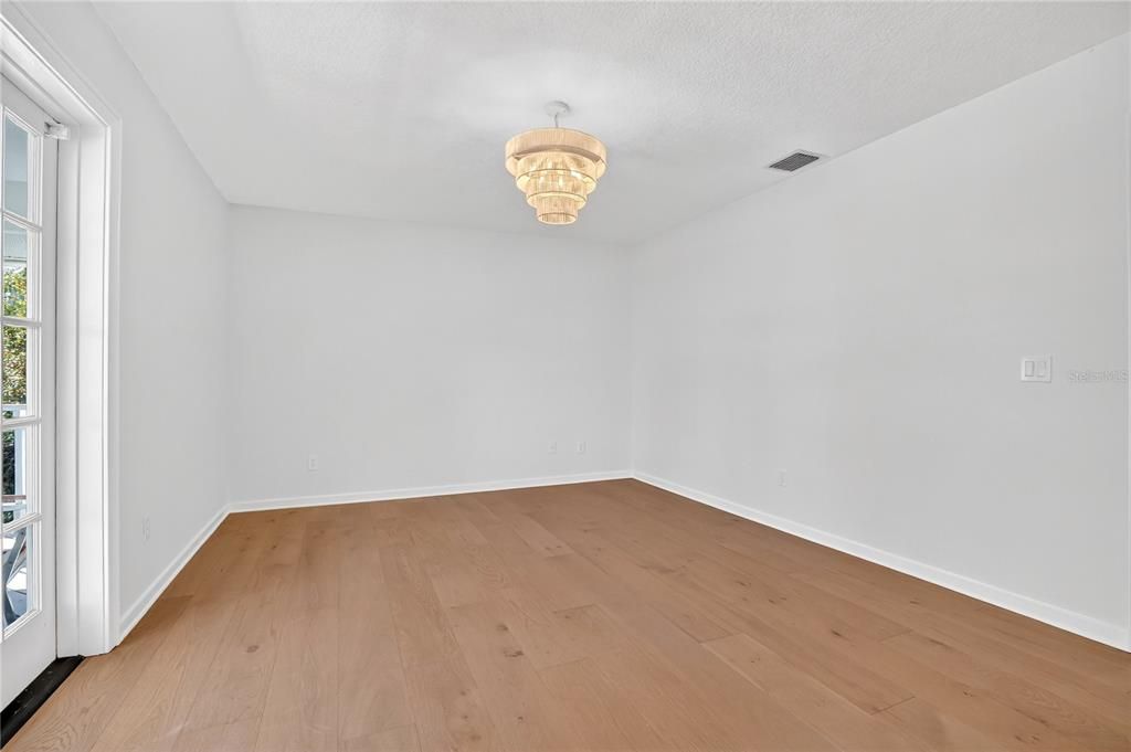 Activo con contrato: $449,000 (2 camas, 2 baños, 2056 Pies cuadrados)