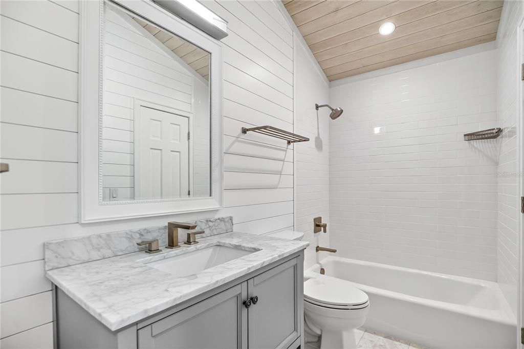 Activo con contrato: $449,000 (2 camas, 2 baños, 2056 Pies cuadrados)