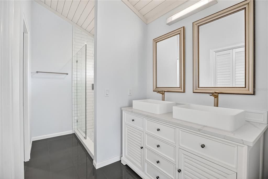 Activo con contrato: $449,000 (2 camas, 2 baños, 2056 Pies cuadrados)