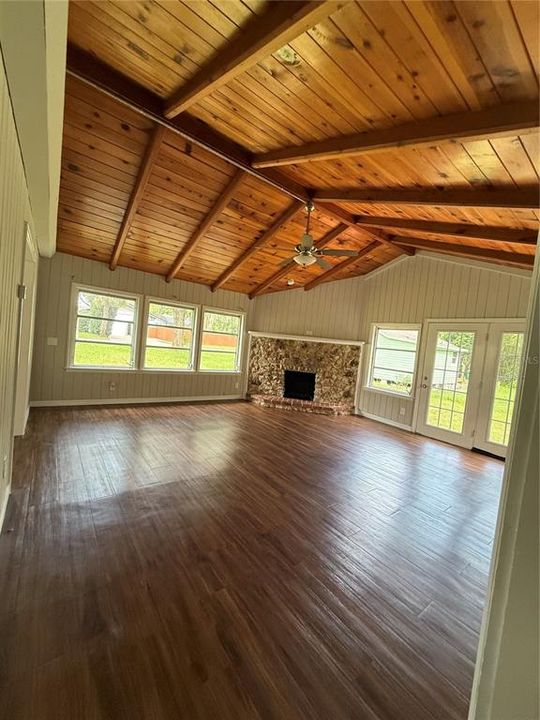 出租: $1,800 (2 贝兹, 2 浴室, 1125 平方英尺)