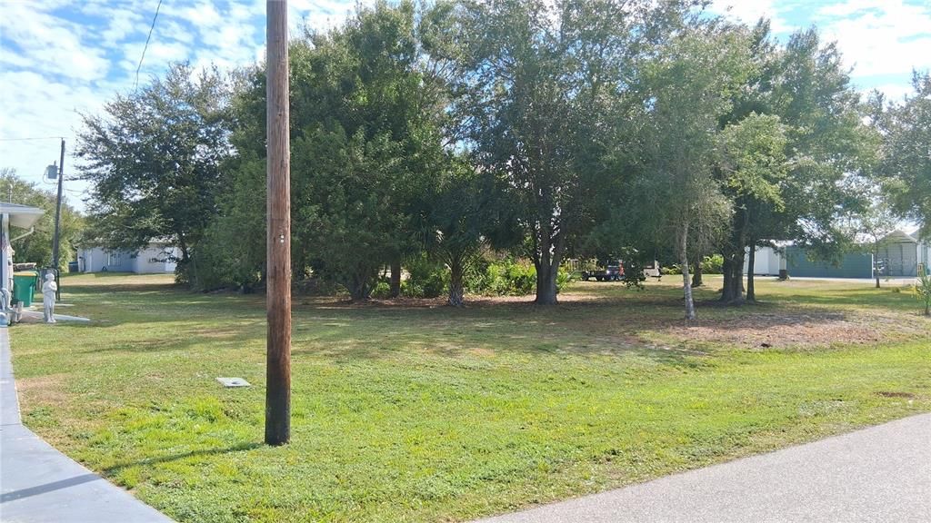 На продажу: $25,555 (0.23 acres)