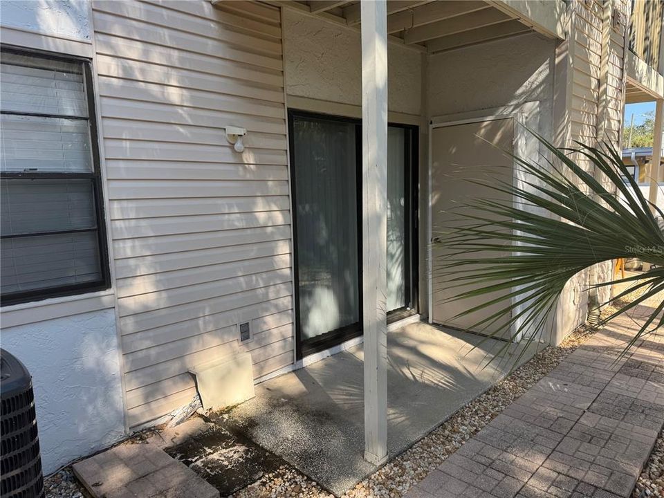 For Sale: $229,900 (2 beds, 1 baths, 857 Square Feet)