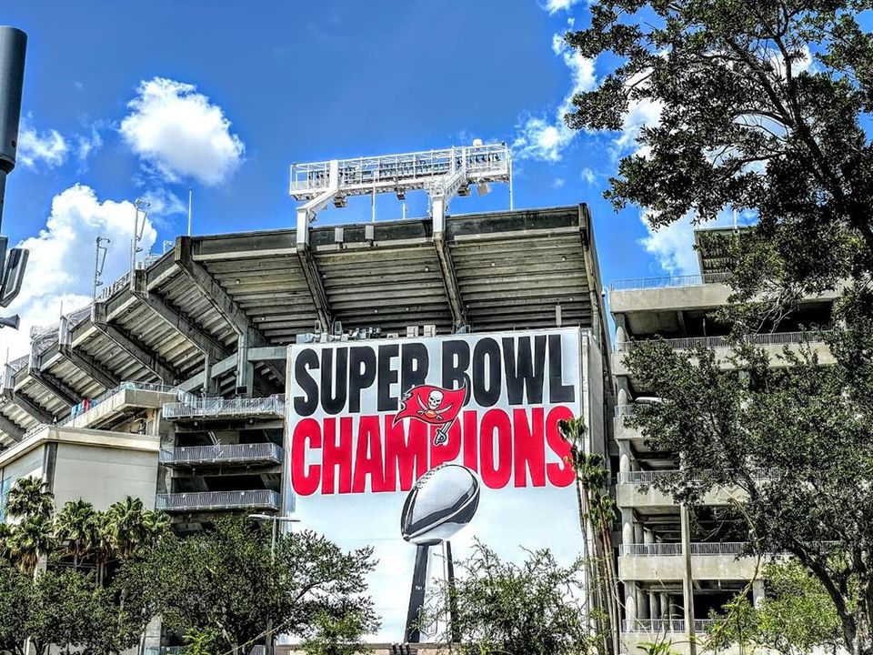 For Sale: $229,900 (2 beds, 1 baths, 857 Square Feet)