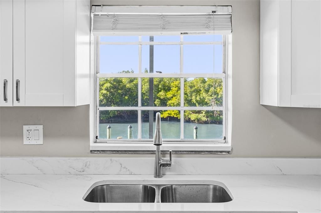 For Sale: $260,000 (2 beds, 1 baths, 1100 Square Feet)