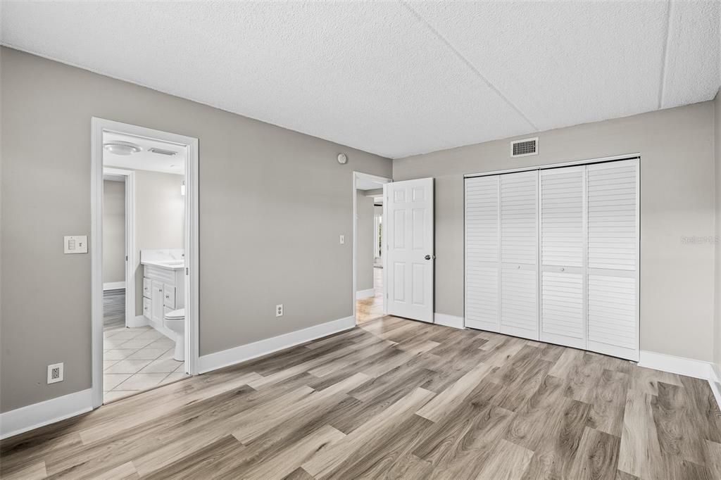 For Sale: $260,000 (2 beds, 1 baths, 1100 Square Feet)