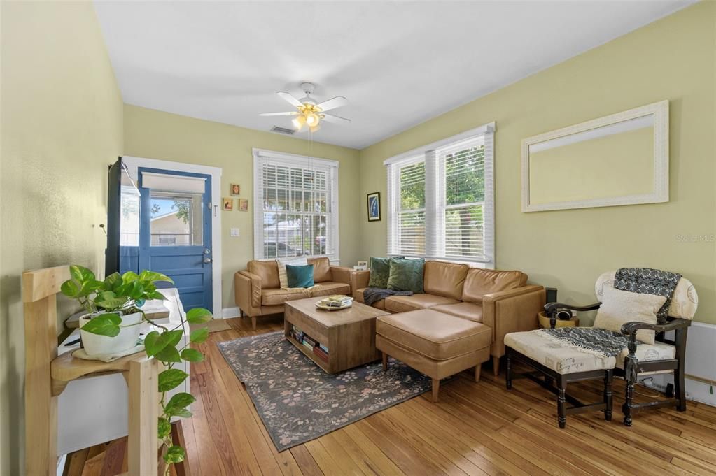 合同活跃: $369,900 (3 贝兹, 2 浴室, 1440 平方英尺)