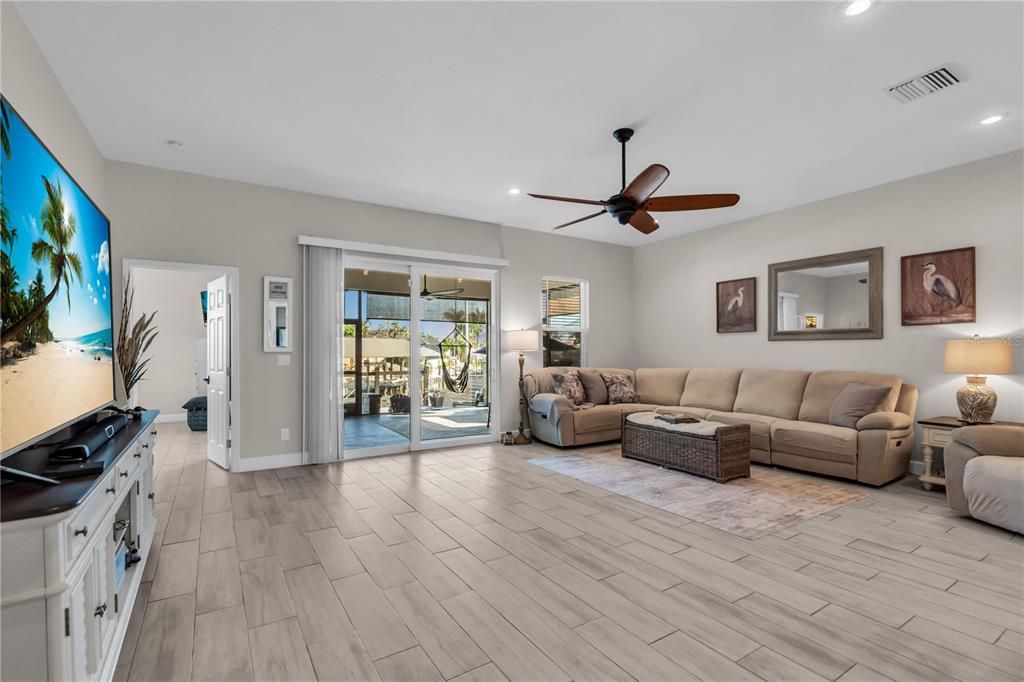 En Venta: $1,150,000 (4 camas, 3 baños, 2498 Pies cuadrados)