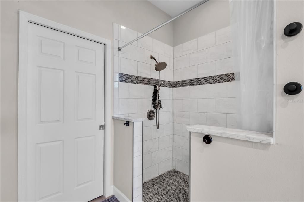 En Venta: $1,150,000 (4 camas, 3 baños, 2498 Pies cuadrados)