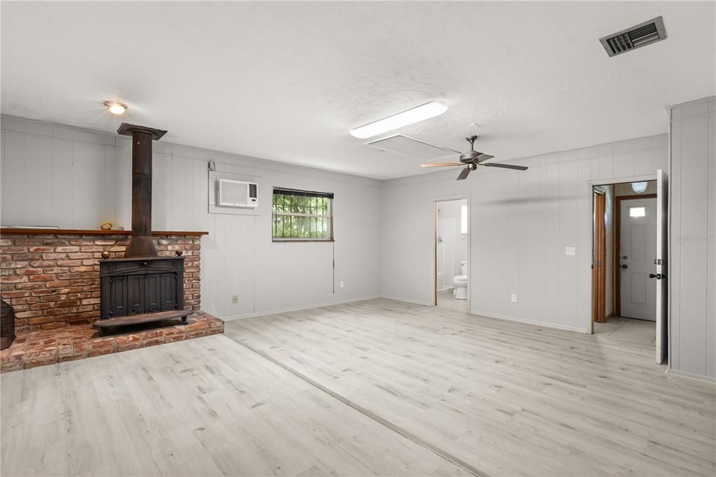 For Rent: $2,800 (5 beds, 3 baths, 1945 Square Feet)