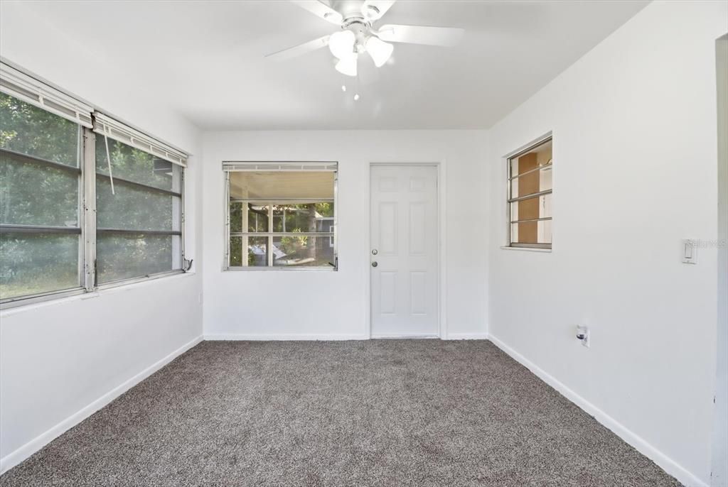 出租: $1,450 (2 贝兹, 1 浴室, 1076 平方英尺)