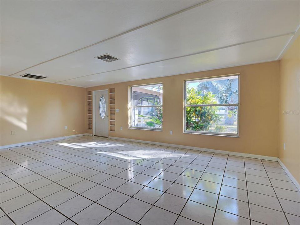 Activo con contrato: $249,000 (2 camas, 2 baños, 1150 Pies cuadrados)