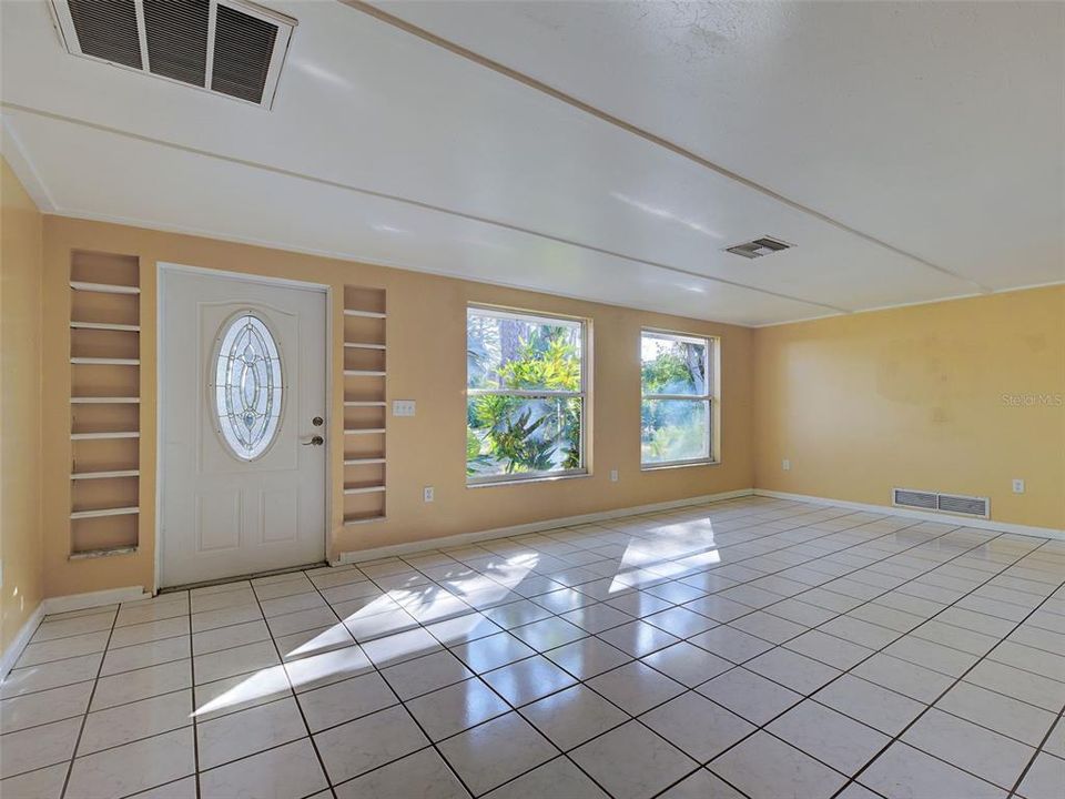 Activo con contrato: $249,000 (2 camas, 2 baños, 1150 Pies cuadrados)