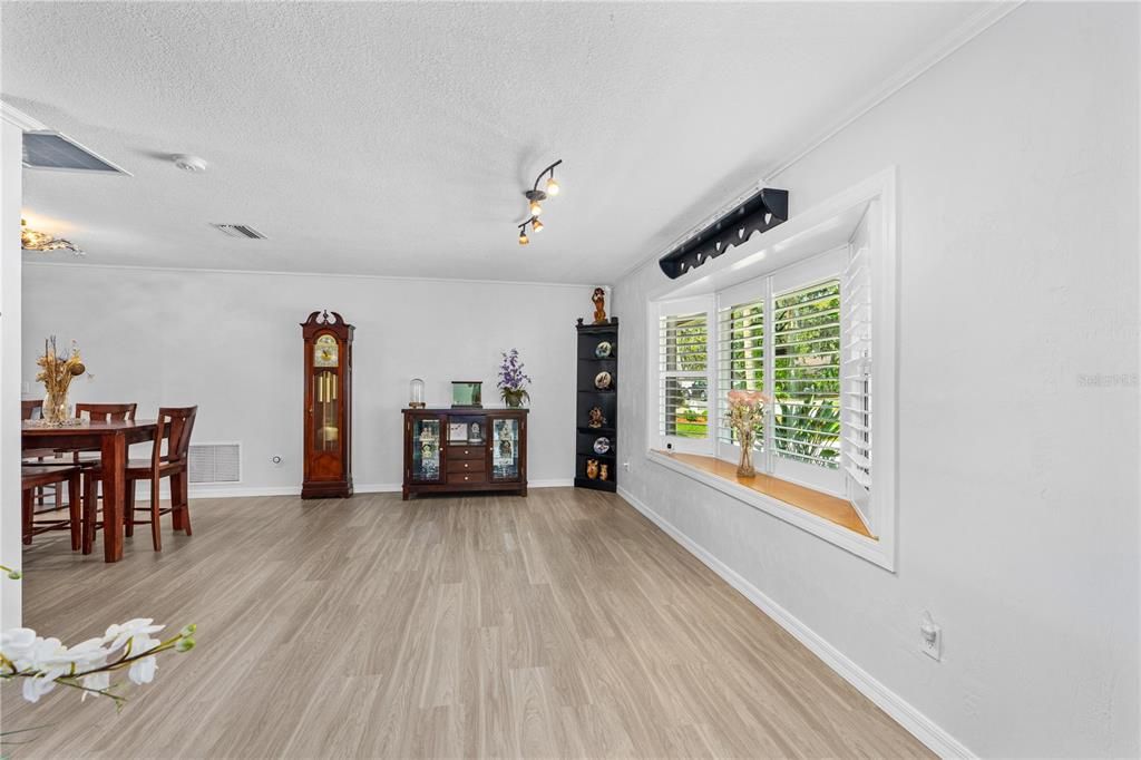 合同活跃: $325,000 (3 贝兹, 2 浴室, 1753 平方英尺)