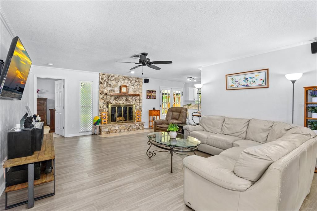 合同活跃: $325,000 (3 贝兹, 2 浴室, 1753 平方英尺)