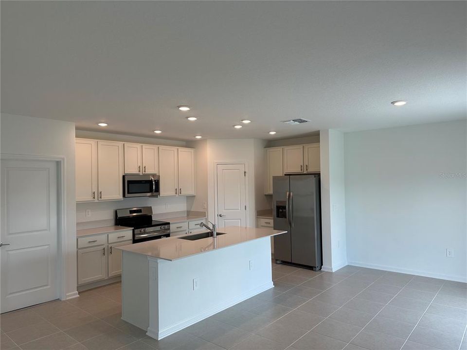 For Rent: $2,350 (4 beds, 2 baths, 1879 Square Feet)