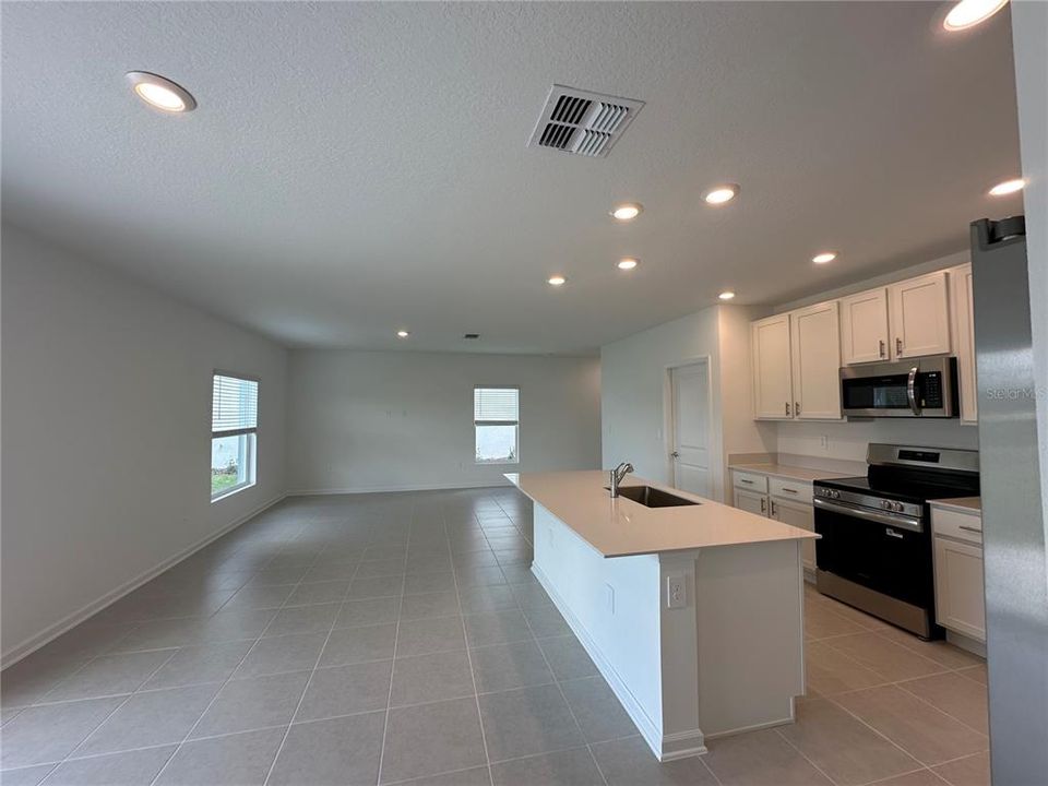 For Rent: $2,350 (4 beds, 2 baths, 1879 Square Feet)