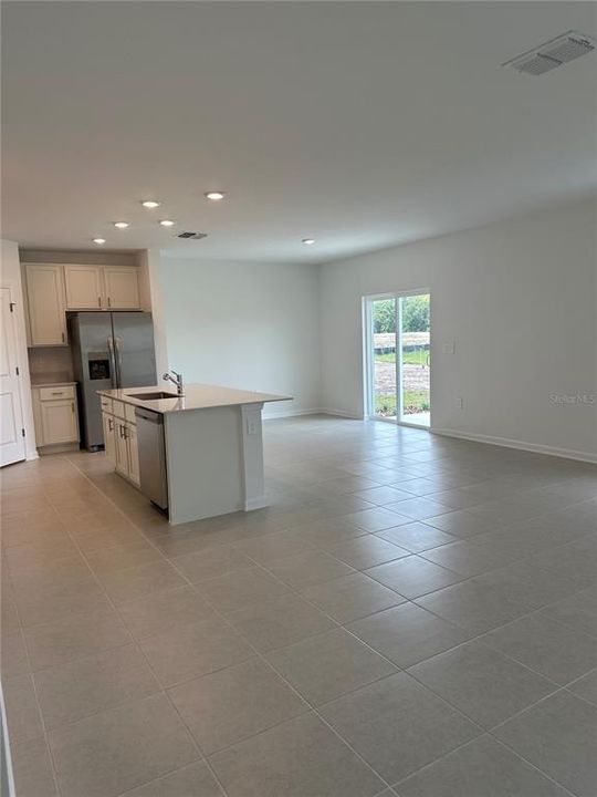 For Rent: $2,350 (4 beds, 2 baths, 1879 Square Feet)