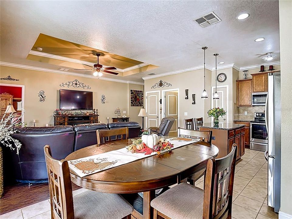 For Sale: $325,000 (3 beds, 2 baths, 1443 Square Feet)