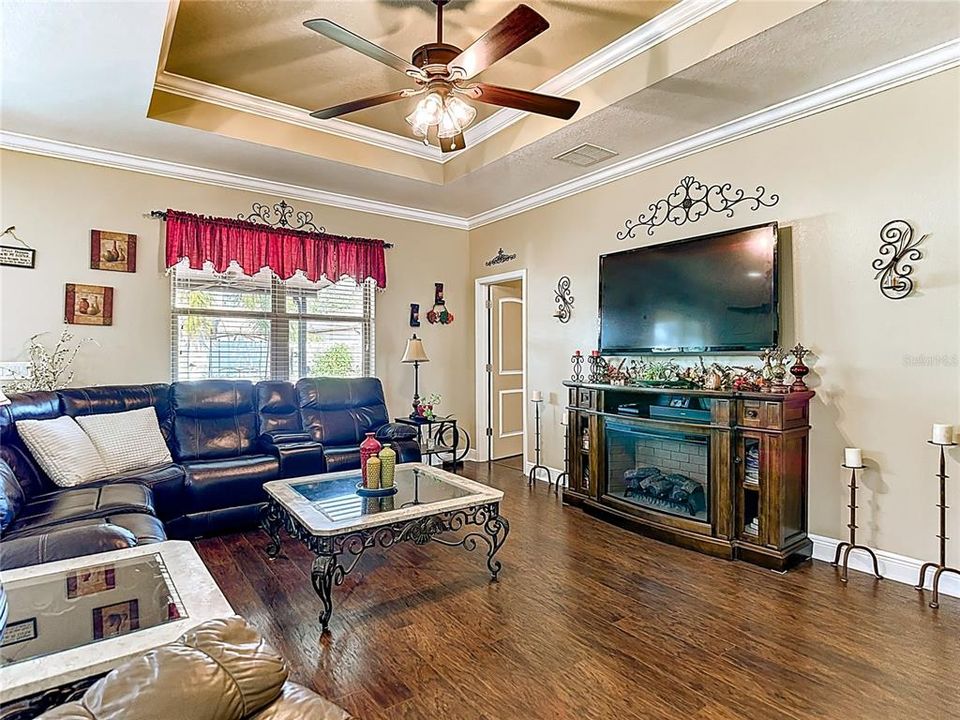 For Sale: $325,000 (3 beds, 2 baths, 1443 Square Feet)