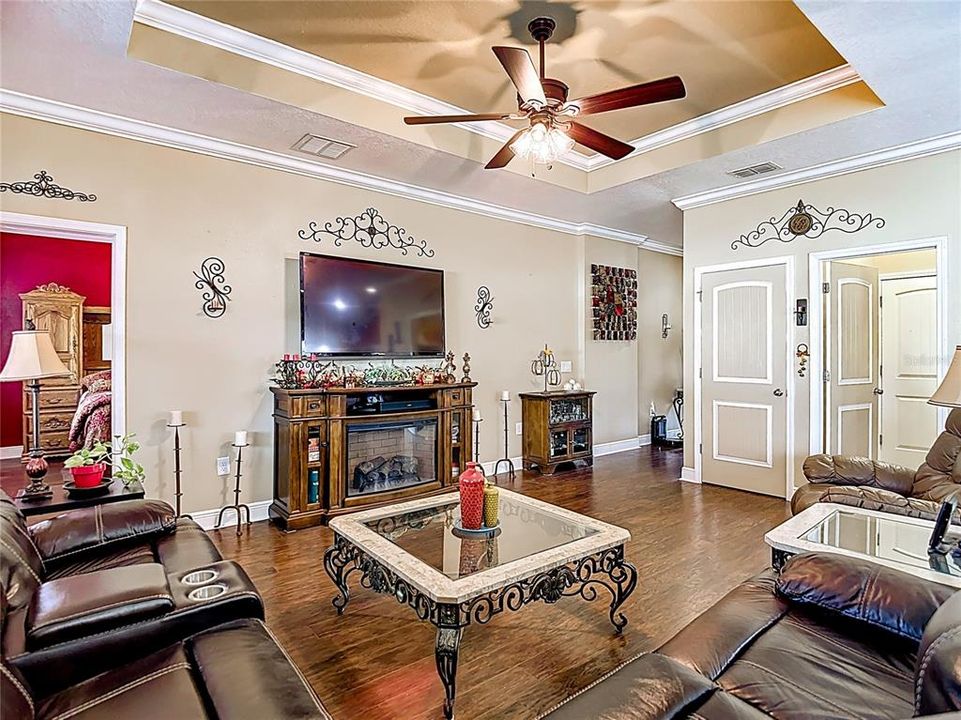 For Sale: $325,000 (3 beds, 2 baths, 1443 Square Feet)