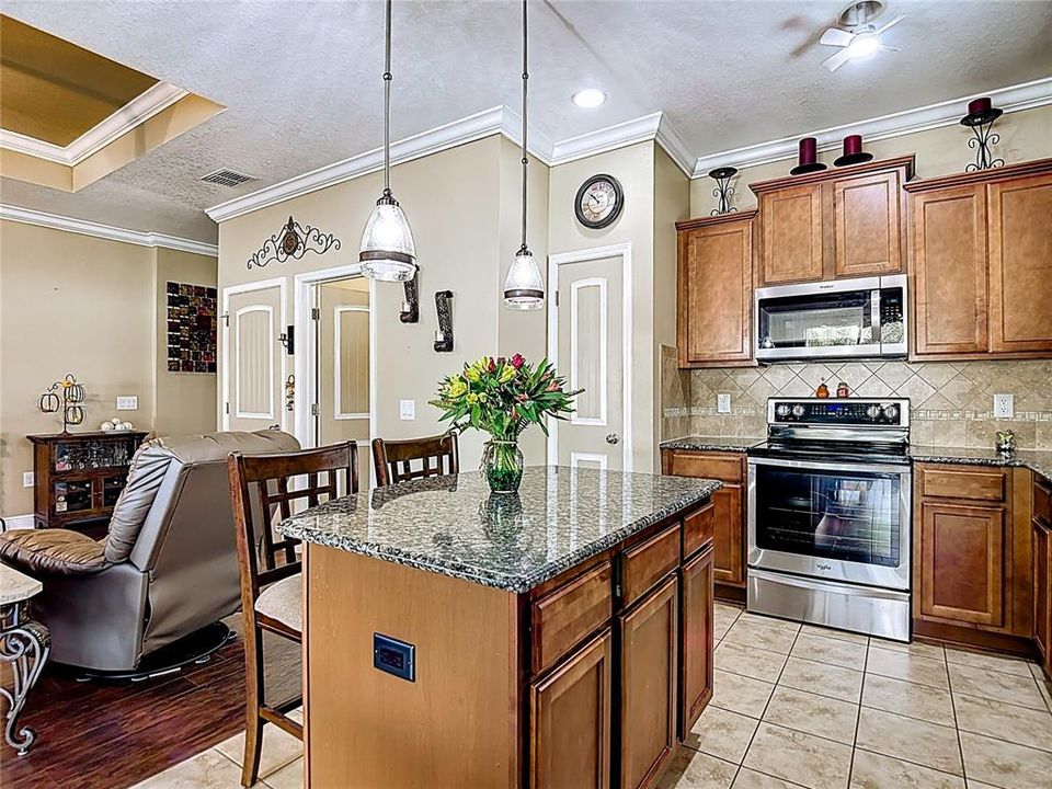 For Sale: $325,000 (3 beds, 2 baths, 1443 Square Feet)