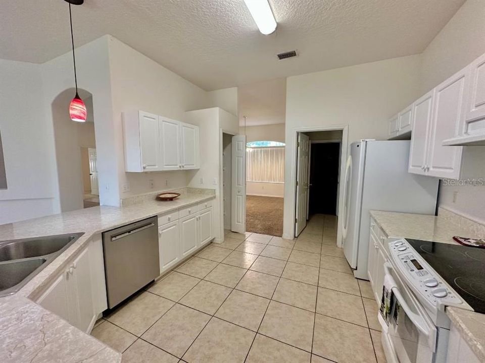 出租: $2,100 (5 贝兹, 3 浴室, 2839 平方英尺)