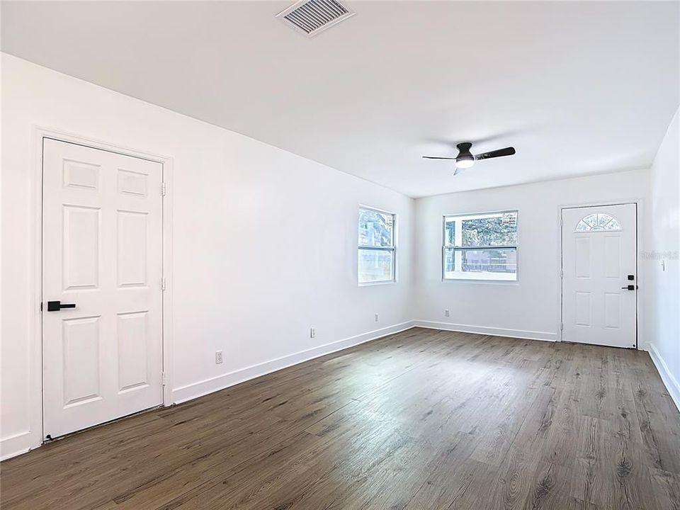 На продажу: $310,000 (2 спален, 1 ванн, 895 Квадратных фут)