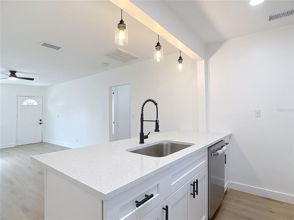 На продажу: $310,000 (2 спален, 1 ванн, 895 Квадратных фут)